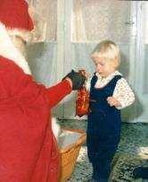 35 Mikulási ünnepség 1985. december 6-án. A megszeppent kisfiú Lakatos Máté, a Mikulás az édesapja, Lakatos Árpád.