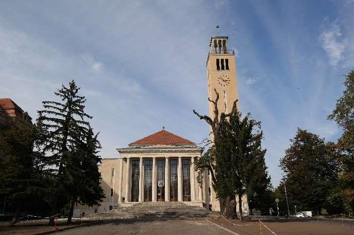 Az egyik első s igen korai református példa Árkay Aladár fasori református temploma 1913-ból, ahol a tervező a térlefedésnél már kihasználja az új anyagban, a vasbetonban rejlő lehetőségeket.
