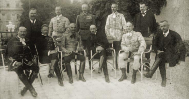 egy ol da lú nak ítélt fran cia orien tá ció miatt számos támadásban volt részük a magyar belpolitikában fő ként a ku - lisszák mö gött.