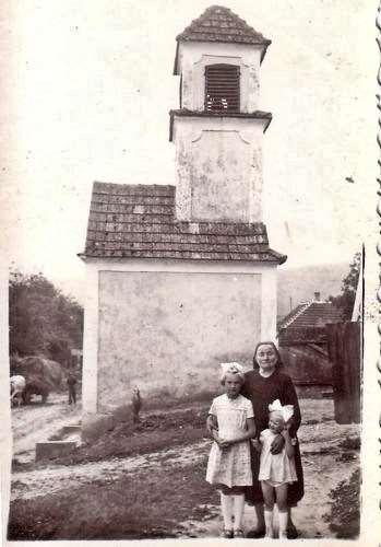 Szent Péter és Pál apostolok templom A világháború után, 1923-ban téglából haranglábat, majd oltárt építettek a