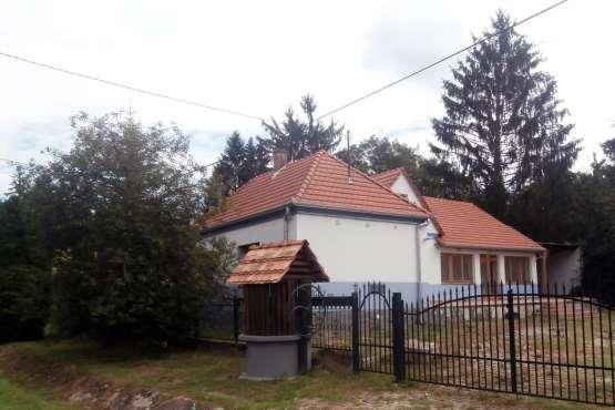 kőkeresztekben.