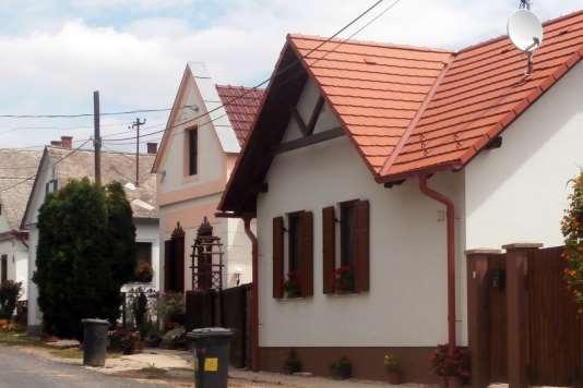 jellemzőek, kialakult előkertek megtartásával.