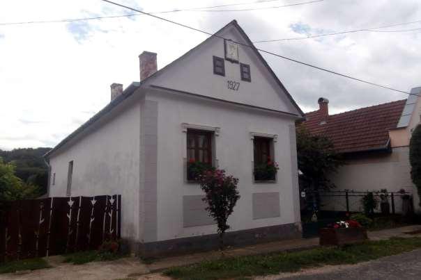 Tetőfedése természetes színű és anyagú legyen.