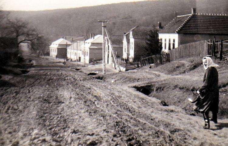 1955-ben közmunkával föltöltötték a falu