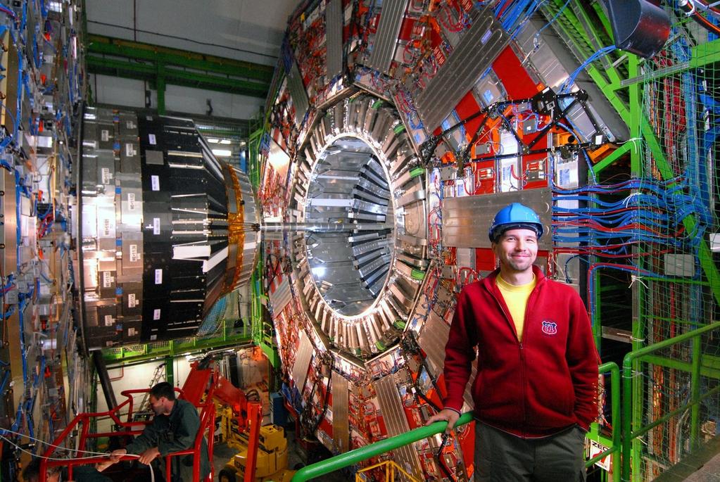 A CMS detektor (Compact Muon Solenoid) EM és HAD kaloriméterek mágnes