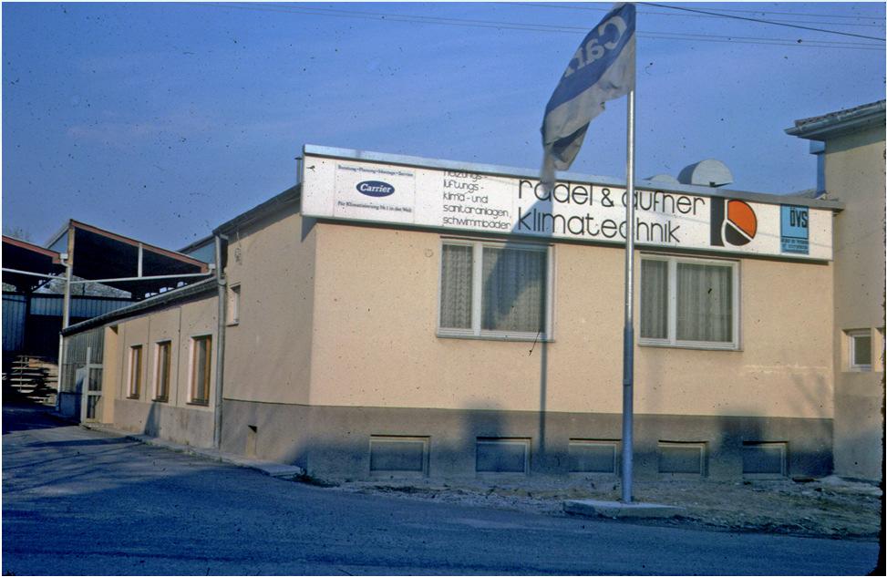 Szerzıdés aláírás Debrecenben 1992-ben a Defi Kft. megvásárlásakor.
