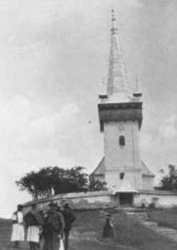 A körösfõi református templom elõtt, 1912 1910-es évek A zeneszerzõ-etnográfus számára az egyszerû falusi néppel, a paraszti kultúrával való vissza-visszatérõ találkozás egyfajta bensõ szükséglet