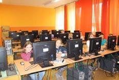 Korszerűen felszerelt számítástechnika szaktanteremmel rendelkezünk, ahol a tanulók csoportbontásban tanulják az informatikát.