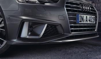 exkluzív vörösre fényezett féknyergek Audi-karikák dizájnfólia sötétített üvegek az első ajtókban akusztikai