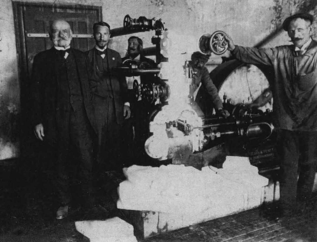 Ifjabb Reischl Vencel sörgyárának gépházában Reischl Vencel nagy vállalkozása volt, hogy 1905-ben 35 évre bérbe vette a Festetics-uradalomtól Hévízfürdőt.