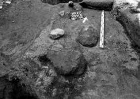 3. kép: A műhely átégett köves felszíne délről nézve Fig. 3: The heavily burned stony level of the workshop from the south A leletegyüttes legértékesebb darabja egy 15.