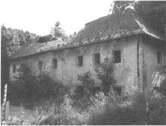 A VÁROS ÉS A VÁROSKÖRNYÉKI BÁNYÁSZAT EMLÉKEI 119 Puskaporos torony Négyszögletű, 8x8 m alapfelületű épület, lapos sátortetővel, oldalában egy 4x4 m nagyságú és másfél méter falvastagságú, kiugró