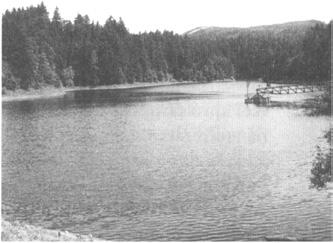 A VÁROS ÉS A VÁROSKÖRNYÉKI BÁNYÁSZAT EMLÉKEI 141 Alsó-Hodrusi-tó (528 m) 1744-ben épült. Köbtartalma 600 000 m3. Területe 4,3 ha. Mélysége 19,2 m. A gátkorona hossza 199 m, szélessége 5,7 m.