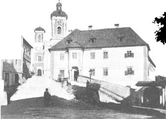 (A város belső kapuja a Kamaraház helyén volt.) Mai alakját az 1679.