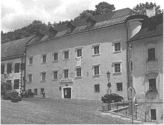 A SZENTHÁROMSÁG TÉR 65 A második épület az egykori (42) Szarvas szálló. A hajdanvolt vendégfogadóban szállt meg 1783-ban II.