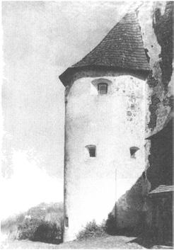 Innen az evangélikus temető irányában leereszkedve menjünk vissza a Frauenbergi-templomhoz! A Frauenbergi-templomtól vezet az út Selmec jelképéhez, a (64) Leány- vagy Újvárhoz.