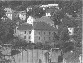 A Péch Antal utca jobb oldalán áll az (66) Ifjúság Kör háza. A Szentháromság téri Zsembery-házból 1908-ban költöztek ide.