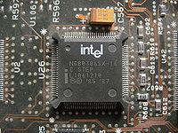 Intel 80386 Adat és címbusza is 32 bites. 32 bites általános célú regiszterei magukba foglalják az előző generációk hasonló regisztereit.
