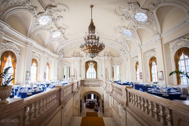 Reneszánsz Aula A főépület első emeletére közvetlenül a főbejárattól hatalmas