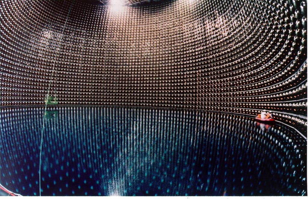 6.2. SZUPER-KAMIOKANDE 75 6.2. ábra. Egy kép a detektor belsejéről, ahol a technikusok karbantartják a fotoelektron-sokszorozókat. Az ábra jobb felén gumicsónakon lebegnek a víz felszínén. 6.2.3.
