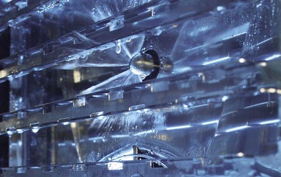 dönthető ajtóval ellátott tárolóba kell helyezni. A padlón álló Sapiens automata mosórendszerrel van felszerelve, mely kannákban tárolt folyékony tisztítószerrel üzemel.