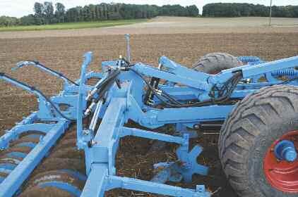 A féligfüggesztett Karat grubber alapkivitelben hidraulikus mélységállítással rendelkezik. Ezzel a munkamélység menet közben a traktor fülkéjéből fokozat nélkül, kényelmesen állítható.