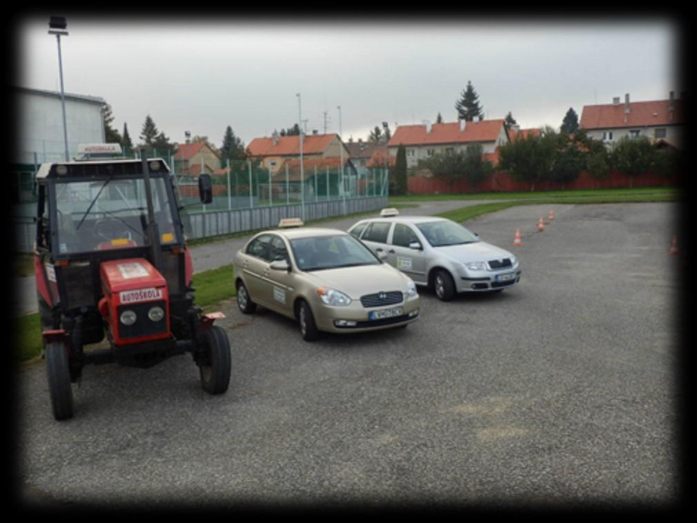 Disponujeme vlastnou teoretickou učebňou, schváleným autocvičiskom a vozovým parkom.