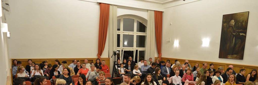 A harmadik korcsoportban ötödik és hatodik osztályosok játszottak. Az ötödikesek közül emlékezetes marad Gerhát Domonkos Scarlatti Á-dúr szonáta és Haydn: h-moll szonáta I tétel előadása.