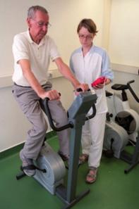 ábra) a mellkasi váladék mellékhatás nélküli biztonságos kiürítésében, valamint a mellkasi hiperinfláció csökkentésében segít, míg a POWERbreathe (3.