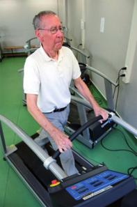 állóképességet fejlesztő és erőfejlesztő edzés. A légző torna mellkasi fizioterápia, a terheléses és a légzőizom tréning, az oxigénkezelés és a nem invazív lélegeztetés.