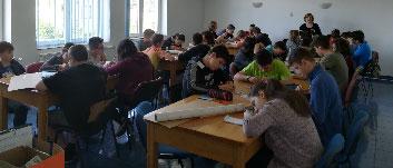 Szerdán kémiával folytatódott a program. Lazsádi Erika tanárnő vezetésével virágokat festettünk a szivárvány minden színére, amit koktélkészítés követett.