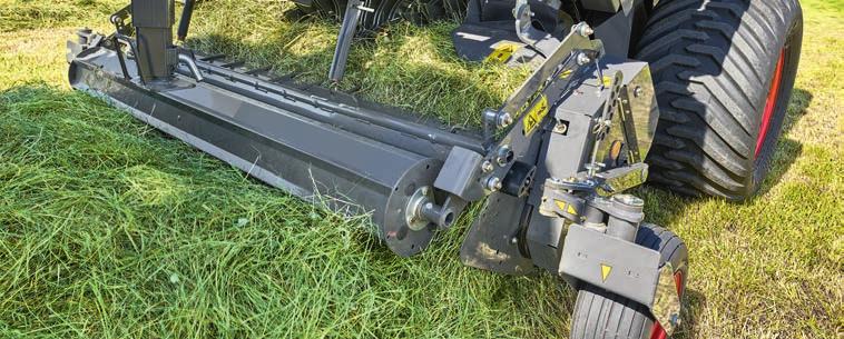 Az MPS és a bálakamra ajtó mindegyik zsírzópontját a jobb oldalon központostották ki, de opcióként automatikus központi zsírzóval is kérhető a gép.