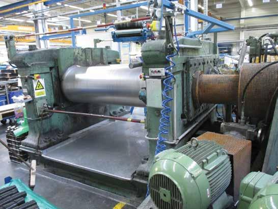 Gumiipari technológiák Gumiipari technológiák A hengerszék működésével kapcsolatos veszélyek: Mechanikai veszélyek (géprészek okozta
