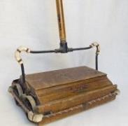 1.1. ábra: Bissel-féle mechanikus seprű [2] Az első tényleges porszívó Hubert Cecil Booth nevéhez köthető, aki 1901-ben készítette el működési elvben a mai darabokhoz