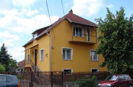 centrumában, a Dózsa György út 475 hrsz.