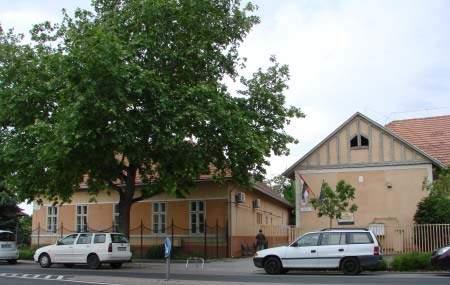 oldalán, a Kerkai Jenő parktól délre lévő Szent István királyi templom, Hunyadi János Általános iskola területeit érinti.