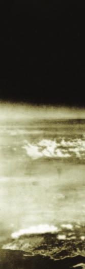 NÉMETH ISTVÁN Hirosima, Nagaszaki 1945 Az atomkorszak kezdete A történelem során egyetlen katonai csapás sem változtatta meg annyira az emberiség sorsát, mint a két atombomba bevetése.