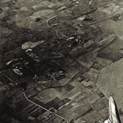 Az Enola Gay Japán fölött (fent) és legénysége (balra) hatását.