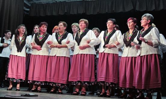 16 KULTÚRA A Ljubičica kórus hírei A nyári szünet után szeptemberben elkezdtük a próbákat, készülve az őszi programokra. Az első szereplés október 27-én a Pest megyei Érdre szólított bennünket.