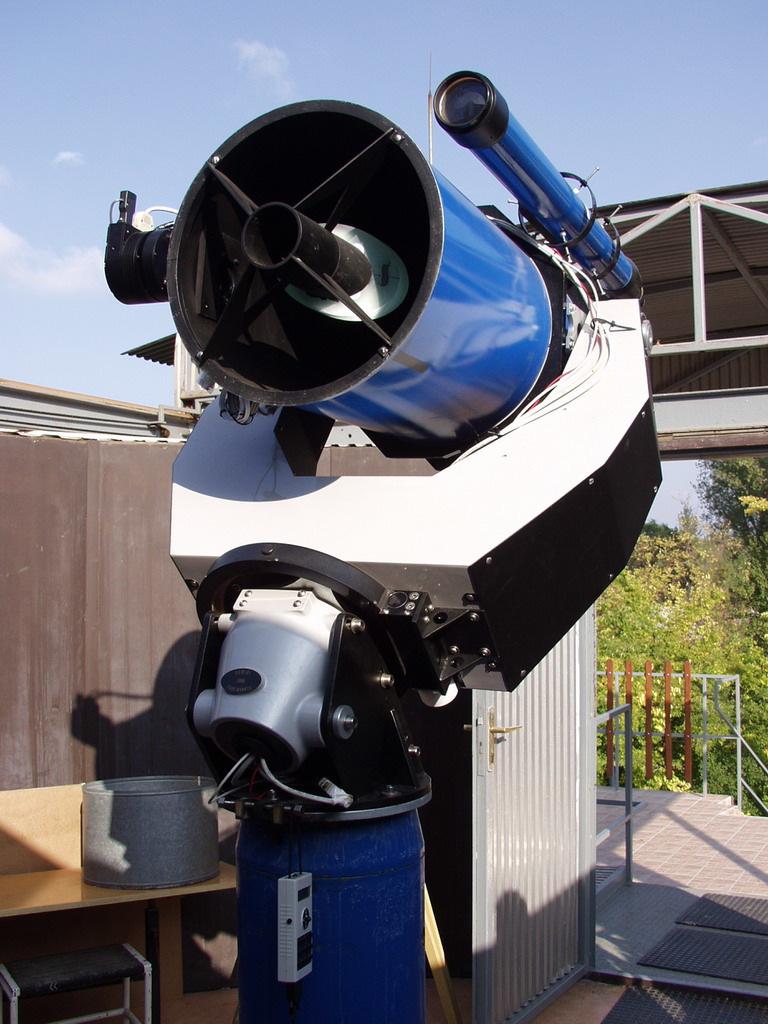 3. Műszerek Méréseimet a Szegedi Csillagvizsgáló legnagyobb tükörátmérőjű távcsövével, az f/3 fényerejű 40 cm-es Newton-távcsővel végeztem, ami villás mechanikára van felszerelve.