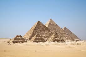 9.5. Porosak a piramisok A 80-as évek vége felé történt, hogy Kairóban szerveztek egy érdekes konferenciát, munkabizottsági ülést, ahol körülbelül 30-an voltunk.