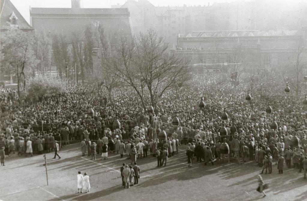 1.1. ábra, Budapesti Műszaki Egyetem belső udvara, 1956 Kiknek szól ez a visszaemlékezés?