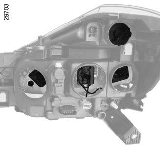 Kiegészítő kanyarfényszóró Nehezen hozzáférhető (bizonyos esetekben mechanikus részeket vagy karosszériaelemeket is le kell szerelni), ezért azt ajánljuk, hogy az izzót 7 márkaszervizben cseréltesse