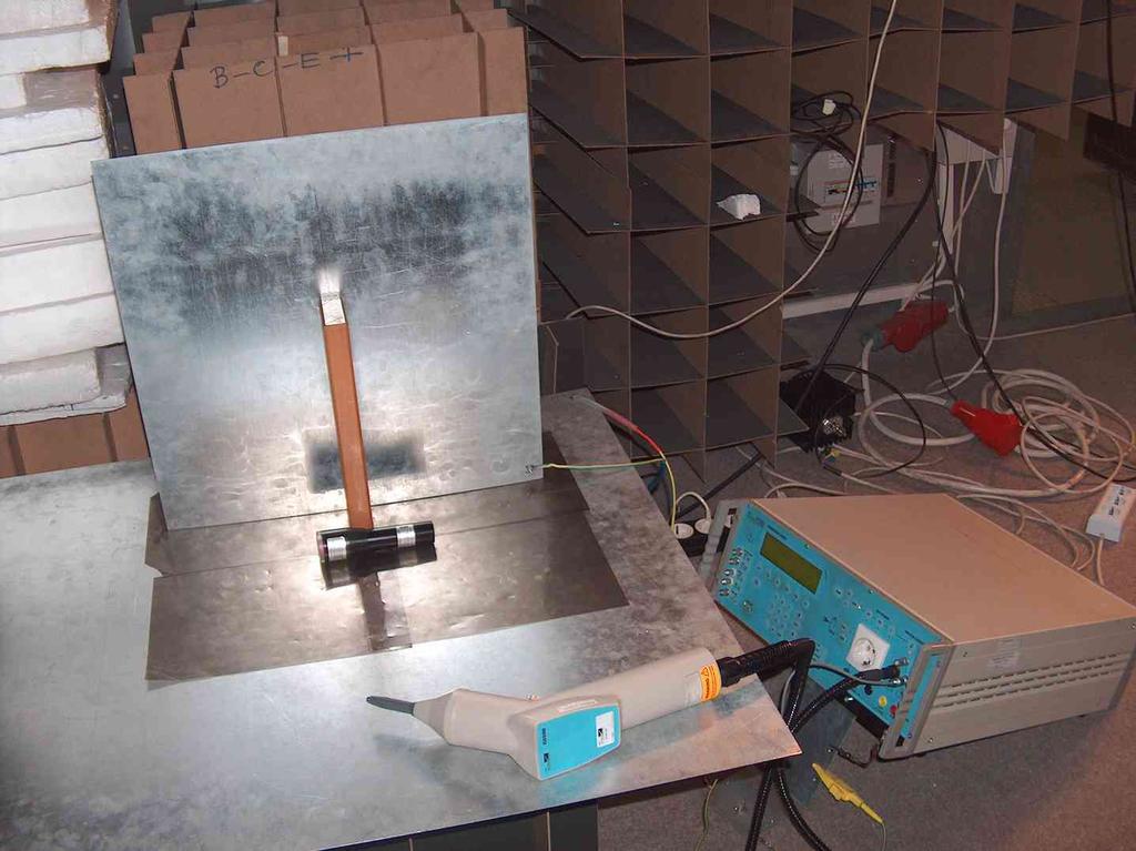 3. Elektrosztatikus kisülésekkel (ESD) szembeni zavarállóság vizsgálata Mérési módszer: MSZ EN 61000-4-2:2009 Alkalmazott vizsgáló jel az szerint: ±8 kv légkisülés, ±6 kv kontaktkisülés.