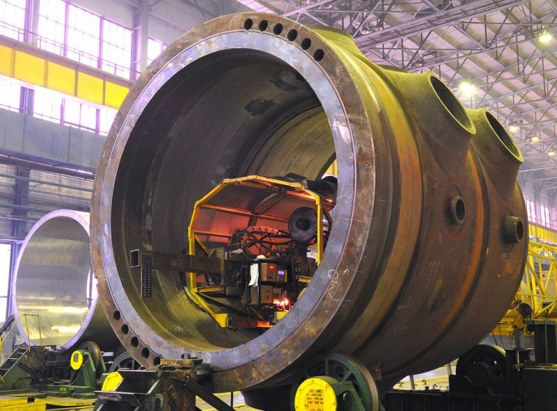 VVER-1200 primer köri főberendezések Reaktortartály: Izsorszkije Zavodi gyártja 60 év tervezett élettartam VVER-1000/V320-hoz képest 100 mm-rel nagyobb belső átmérő, 300 mm-rel nagyobb magasság Új