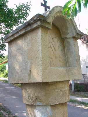 a dombtetőn álló golgotához.