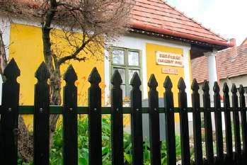 oszlopos lakóházaknak.