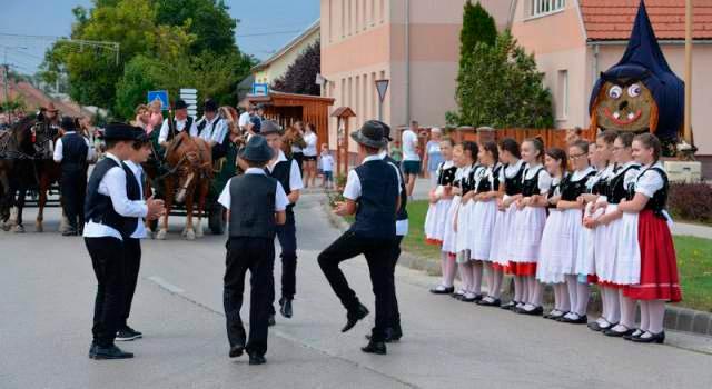 A falu területi növekedésének lehetőségét meghatározta a domborzati adottság, de annak lezajlása a térség bányászatának létrejöttével és kifejlődésével párhuzamosan alakult.