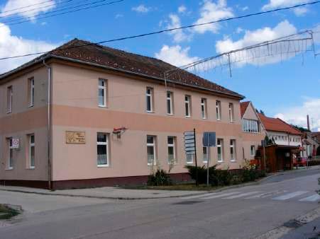 Itt kapott helyet Községháza, a Művelődési Ház, az Óvoda és különböző kereskedelmi-vendéglátó egységeket befogadó szolgáltató épületek.