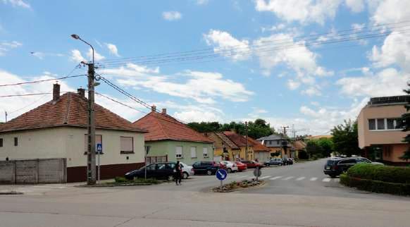 Malom utca Fő utca sarkán lévő kocka lakóházak Fő utcával